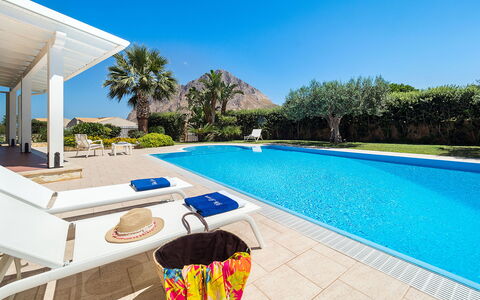 Villa Cornino - Custonaci, Sicilia: Ciel, L'Eau, Propriété, Plante, Piscine, Bâtiment, Bleu Azur, La Nature, Arbre, Ombre