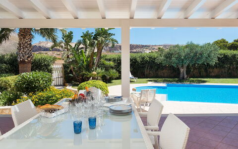 Villa Cornino - Custonaci, Sicilia: Plante, Propriété, L'Eau, Bleu Azur, Chaise, Piscine, Table, Mobilier De Jardin, Arbre, Ombre