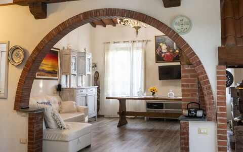 Podere Vallino: Table, Bâtiment, Bois, Canapé, Design Intérieur, Cadre, Chaise, Sol, Salon, Maison