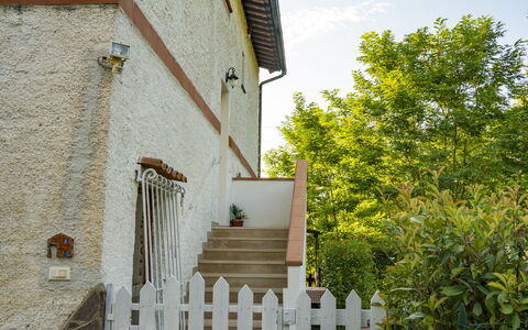 Podere Vallino: Nuage, Ciel, Propriété, Plante, Bâtiment, Bois, Arbre, Clôture, Surface De La Route, Maison