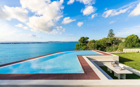 Villa Maddalena - Siracusa, Sicilia: Nuage, L'Eau, Ciel, Ressources En Eau, Bâtiment, Plante, Piscine, Mobilier De Jardin, Paysage Naturel, Rectangle