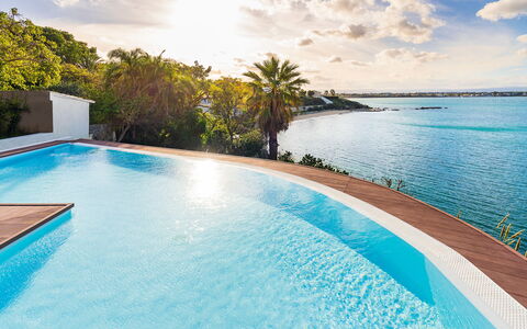 Villa Maddalena - Siracusa, Sicilia: L'Eau, Nuage, Ciel, Jour, Propriété, Plante, Bleu, Piscine, Bleu Azur, Arbre