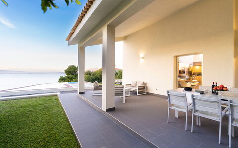 Villa Maddalena - Siracusa, Sicilia: Propriété, Bâtiment, Plante, Design Intérieur, Ciel, Ombre, Éclairage, Architecture, Bois, Table
