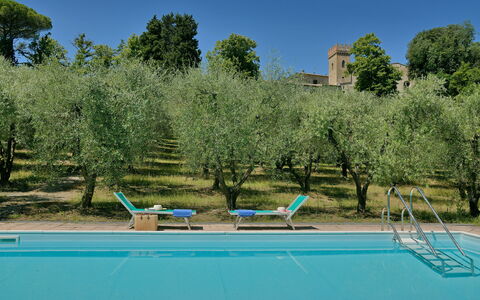 Torre Di Montelopio: L'Eau, Plante, Ciel, Piscine, Bleu Azur, Mobilier De Jardin, Arbre, Plan D'Eau, Herbe, Paysage Naturel