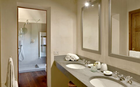 Torre Di Montelopio: Miroir, Robinet, Évier, Luminaire Plomberie, Lavabo, Salle De Bains, Bâtiment, Sol, Bois