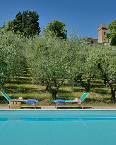 Torre Di Montelopio: L'Eau, Plante, Ciel, Piscine, Bleu Azur, Mobilier De Jardin, Arbre, Plan D'Eau, Herbe, Paysage Naturel