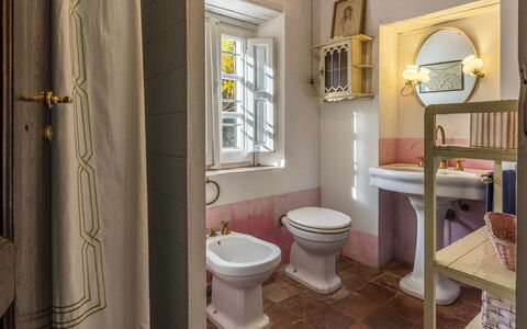La Casa Dei Limoni, Camaiore, Pet Friendly, Wifi: Propriété, Miroir, Luminaire Plomberie, Armoire De Toilette, Évier, Violet, Salle De Bains, Architecture