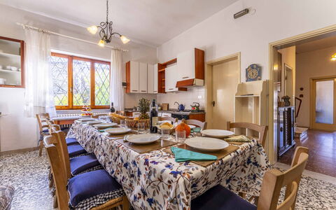 Casa Vacanza Mais - Camaiore, Toscana: Cadre, Meubles, Table, Chaise, Éclairage, Nappe De Table, Bâtiment, Décoration, Sol, Fenêtre