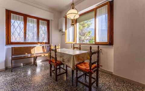 Casa Vacanza Mais - Camaiore, Toscana: Fenêtre, Propriété, Meubles, Bois, Table, Rectangle, Design Intérieur, Sol, Sol