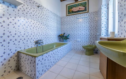 Casale Il Farro - Camaiore, Toscana: Luminaire Plomberie, Propriété, Baignoire, Vert, Salle De Bains, Robinet, Violet, Évier, Tete De Douche, Architecture