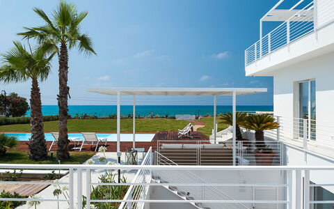 Casa Mareblu - Marina Di Modica, Sicilia: Ciel, Plante, Bâtiment, L'Eau, Bleu Azur, Ombre, Nuage, Arbre, Design Urbain, Condominium