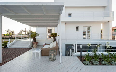 Casa Mareblu - Marina Di Modica, Sicilia: Plante, Bâtiment, Fenêtre, Design Intérieur, Design Urbain, Bois, Condominium, Zone Résidentielle, Sol, Immobilier