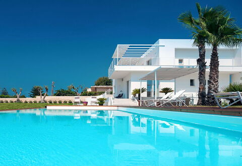 Casa Mareblu - Marina Di Modica, Sicilia: L'Eau, Ciel, Propriété, Bâtiment, Piscine, Plante, Bleu Azur, Station Balnéaire, Arbre, Mobilier De Jardin