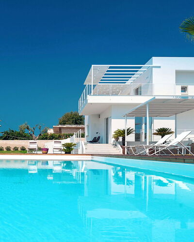 Casa Mareblu - Marina Di Modica, Sicilia: L'Eau, Ciel, Propriété, Bâtiment, Piscine, Plante, Bleu Azur, Station Balnéaire, Arbre, Mobilier De Jardin