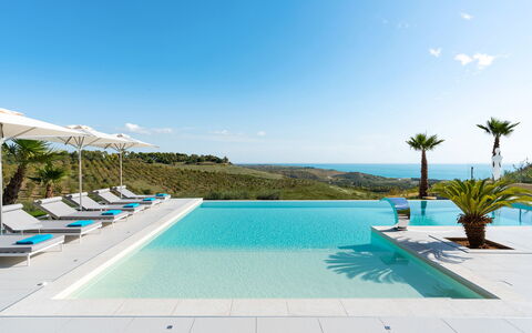 Villa Agrigenta - Ribera, Sicilia: L'Eau, Ciel, Plante, Propriété, Piscine, Bleu Azur, Nuage, Mobilier De Jardin, Arbre, Station Balnéaire