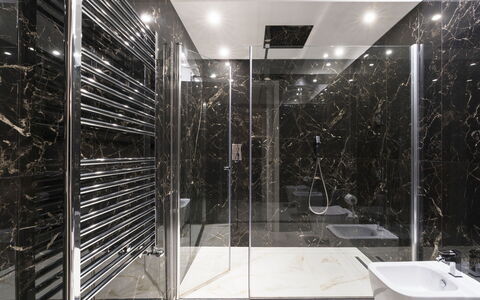 Villa Agrigenta - Ribera, Sicilia: Robinet, Évier, Luminaire Plomberie, Miroir, Bâtiment, Salle De Bains, Sol, Verre, Composite, Métal