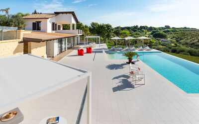 Villa Agrigenta - Ribera, Sicilia: Ciel, Bâtiment, Propriété, L'Eau, Nuage, Arbre, Piscine, Mobilier De Jardin, Design Urbain, Ombre