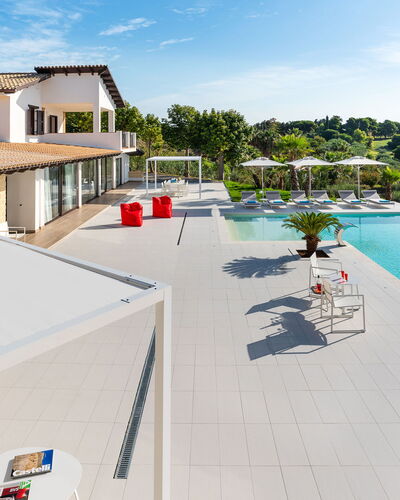 Villa Agrigenta - Ribera, Sicilia: Ciel, Bâtiment, Propriété, L'Eau, Nuage, Arbre, Piscine, Mobilier De Jardin, Design Urbain, Ombre