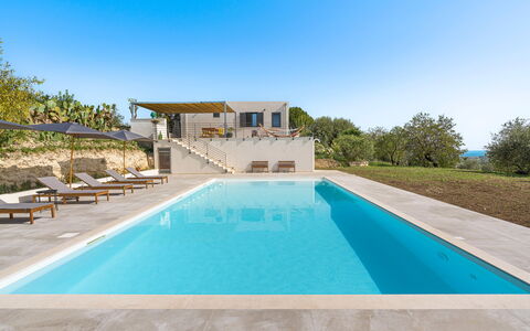 Casa Bianca - Noto, Sicilia: L'Eau, Ciel, Plante, Piscine, Bleu Azur, Bâtiment, Chaise, Ombre, Arbre, Rectangle