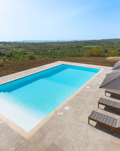 Casa Bianca - Noto, Sicilia: Ciel, L'Eau, Propriété, Piscine, Bâtiment, Plante, Bleu Azur, Mobilier De Jardin, Ombre, Arbre