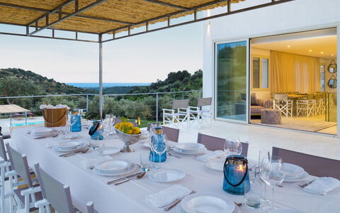 Casabella - Avola, Sicilia: Table, Vaisselle, Meubles, Propriété, Chaise, Verres À Pied, Bleu Azur, Nappe De Table, Vaisselle, Drinkware