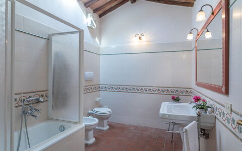 Villa Belvedere: Propriété, Luminaire Plomberie, Évier, Baignoire, Robinet, Salle De Bains, Bâtiment, Miroir, Design Intérieur, Plante