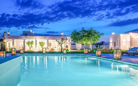 Masseria Lamacerase: L'Eau, Nuage, Bâtiment, Ciel, Propriété, Plante, Bleu, Piscine, Bleu Azur, Arbre