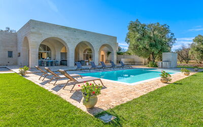 Tenuta Palù: Plante, Propriété, Ciel, L'Eau, Bleu Azur, Arbre, Piscine, Bâtiment, Ombre, Paysage
