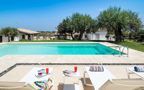 Corte Carrubo - Rosolini, Sicilia: L'Eau, Ciel, Propriété, Plante, Piscine, Rectangle, Ombre, Arbre, Loisir, Bâtiment