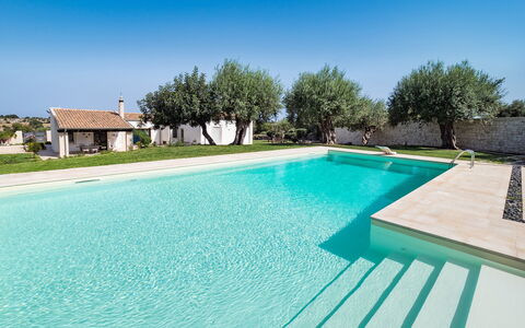 Corte Carrubo - Rosolini, Sicilia: L'Eau, Ciel, Piscine, Plante, Bâtiment, Bleu Azur, Rectangle, Ombre, Mobilier De Jardin, Maison
