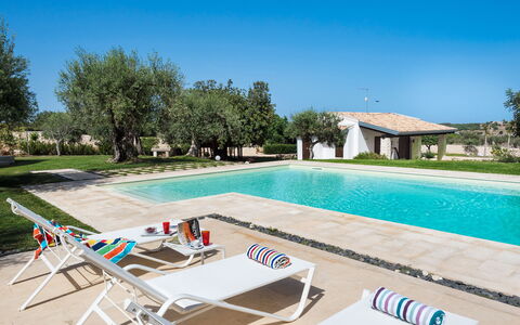 Corte Carrubo - Rosolini, Sicilia: L'Eau, Ciel, Propriété, Plante, Piscine, Bâtiment, Mobilier De Jardin, Arbre, Ombre, Balancelle