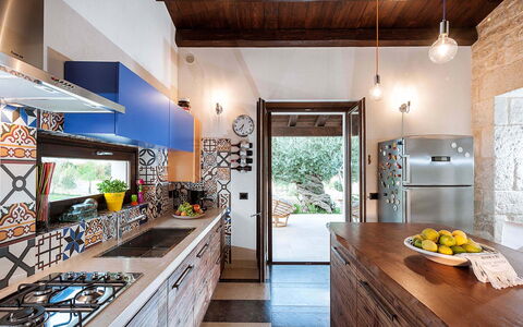 Corte Carrubo - Rosolini, Sicilia: Cabinetry, Comptoir, Meubles, Évier, Cuisine, Bois, Design Intérieur, Éclairage, Table, Robinet