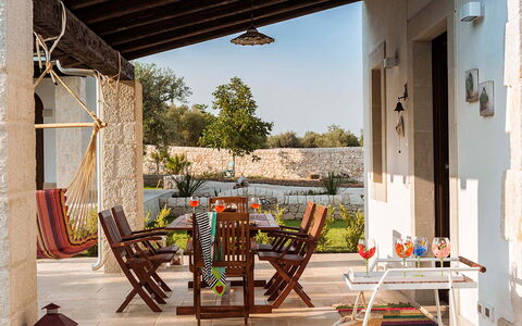 Corte Carrubo - Rosolini, Sicilia: Meubles, Plante, Table, Bâtiment, Chaise, Ciel, Bois, Ombre, Mobilier De Jardin, Arbre