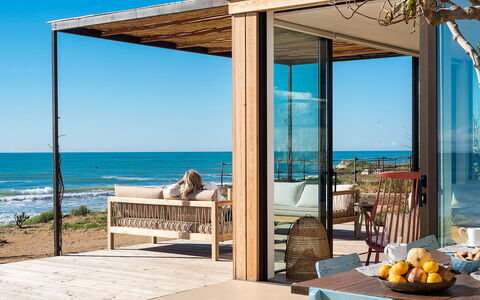 Casa Ninfa - Ispica, Sicilia: L'Eau, Ciel, Bâtiment, Propriété, Table, Bleu Azur, Bois, Ombre, Mobilier De Jardin, Chaise