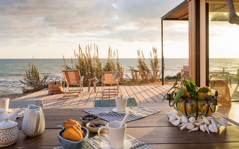 Casa Ninfa - Ispica, Sicilia: Ciel, L'Eau, Nuage, Propriété, Vaisselle, Bâtiment, Plante, Station Balnéaire, Table, Bleu Azur