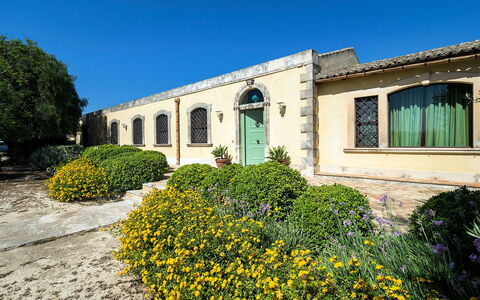 Casa Colore - Siracusa, Sicilia: Plante, Fleur, Ciel, Fenêtre, Botanique, Bâtiment, Herbe, Paysage, Zone Résidentielle, Arbuste