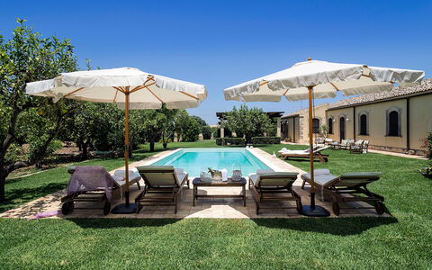Casa Colore - Siracusa, Sicilia: Plante, Parapluie, L'Eau, Ciel, Meubles, Piscine, Ombre, Bleu Azur, Arbre, Mobilier De Jardin
