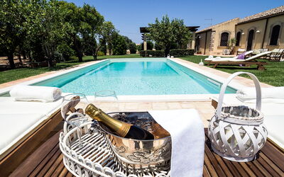 Casa Colore - Siracusa, Sicilia: L'Eau, Plante, Propriété, Ciel, Piscine, Rectangle, Mobilier De Jardin, Bâtiment, Arbre, Loisir