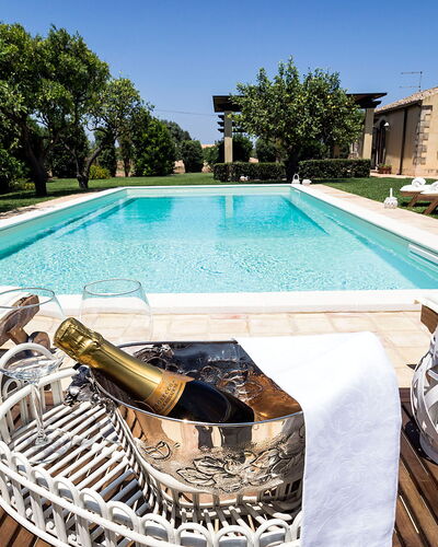 Casa Colore - Siracusa, Sicilia: L'Eau, Plante, Propriété, Ciel, Piscine, Rectangle, Mobilier De Jardin, Bâtiment, Arbre, Loisir