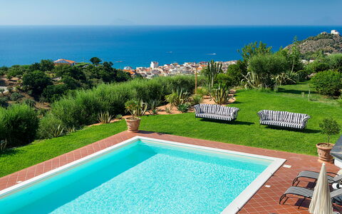 Villa Ester - Capo D'orlando, Sicilia: L'Eau, Plante, Ciel, Propriété, Piscine, Bleu Azur, Bleu, La Nature, Rectangle, Herbe