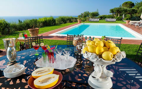 Villa Ester - Capo D'orlando, Sicilia: Plante, Ciel, Table, Vaisselle, Architecture, Nappe De Table, Espace Public, Arbre, Loisir, Décoration