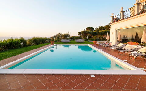 Villa Ester - Capo D'orlando, Sicilia: L'Eau, Plante, Bâtiment, Ciel, Propriété, Piscine, Fenêtre, Bleu Azur, Rectangle, Design Intérieur
