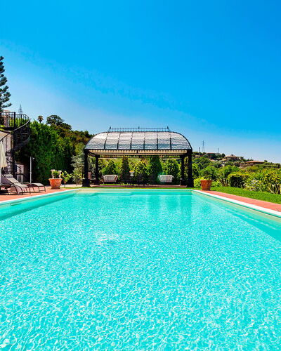 Villa Ester - Capo D'orlando, Sicilia: L'Eau, Ciel, Plante, Propriété, Piscine, Bâtiment, Arbre, La Nature, Bleu Azur, Plan D'Eau