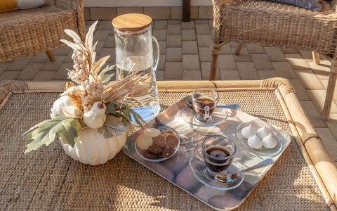 Altomare Apartment: Aliments, Vaisselle, Table, Meubles, Vaisselle, Drinkware, Serveware, Design Intérieur, Assiette, Coupe