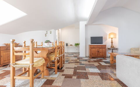 Altomare Apartment: Meubles, Cabinetry, Table, Bois, Design Intérieur, Cuisine, Tiroir, Tache De Bois, Sol, Sol