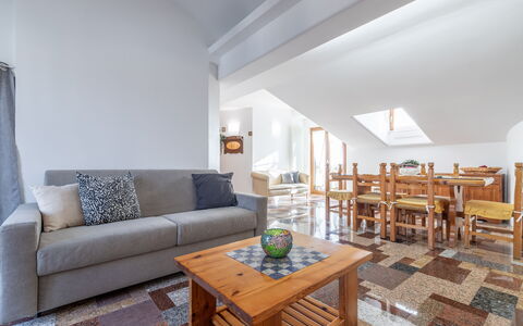Altomare Apartment: Table, Meubles, Canapé, Design Intérieur, Salon, Bois, Bâtiment, Sol, Chaise, Canapé-Lit