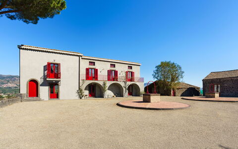 Dimora Vulcano - Castiglione Di Sicilia, Sicilia: Ciel, Plante, Arbre, Lot Terre, Fenêtre, Immobilier, Bâtiment, Façade, Asphalte, Paysage