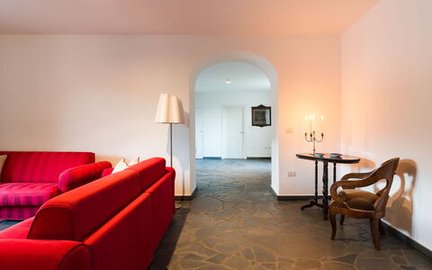 Dimora Vulcano - Castiglione Di Sicilia, Sicilia: Meubles, Table, Bâtiment, Bois, Canapé, Confort, Éclairage, Salon, Lampe, Sol