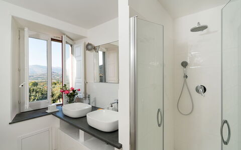 Dimora Vulcano - Castiglione Di Sicilia, Sicilia: Luminaire Plomberie, Évier, Robinet, Plante, Miroir, Bâtiment, Salle De Bains, Armoire De Toilette, Lavabo