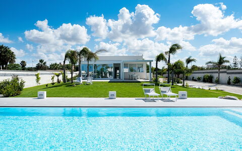 Casa Biancoverde - Marsala, Sicilia: Nuage, Ciel, L'Eau, Plante, Propriété, La Nature, Arbre, Piscine, Bâtiment, Herbe